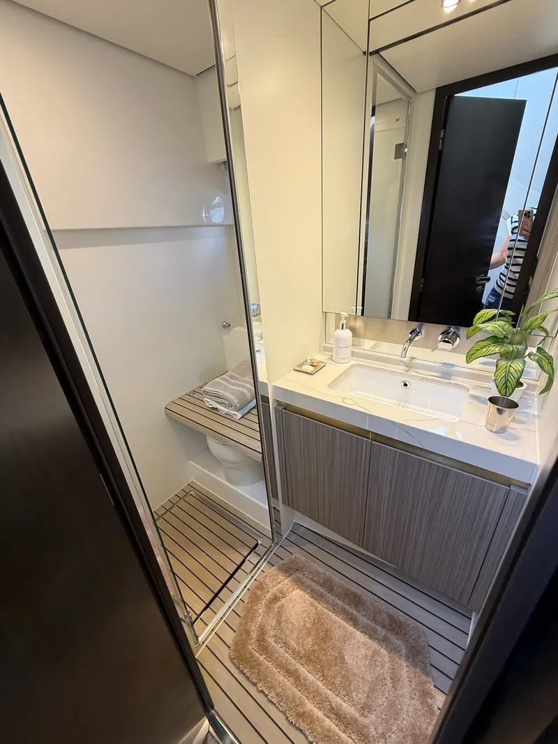 Slide: The Image of Azimut 60 FLY 2019 - 11