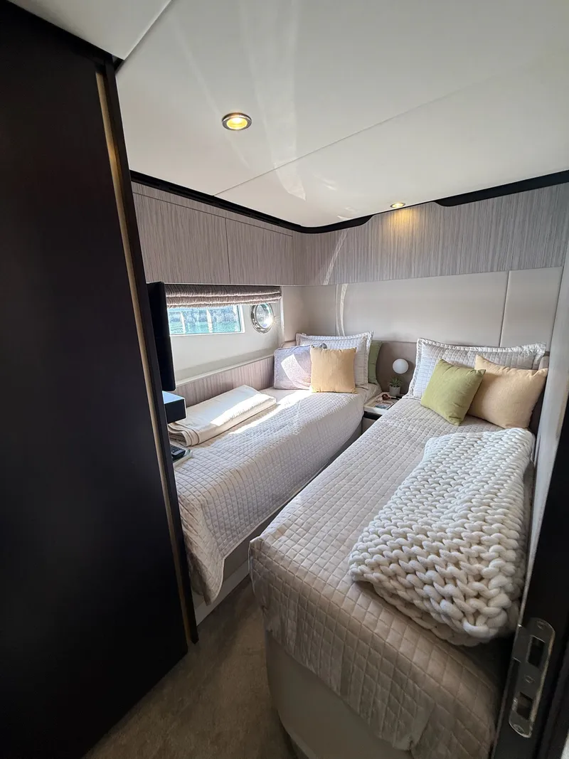 Slide: The Image of Azimut 60 FLY 2019 - 13