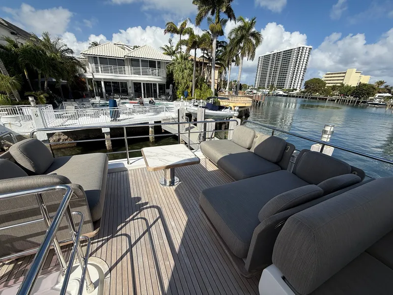 Slide: The Image of Azimut 60 FLY 2019 - 4