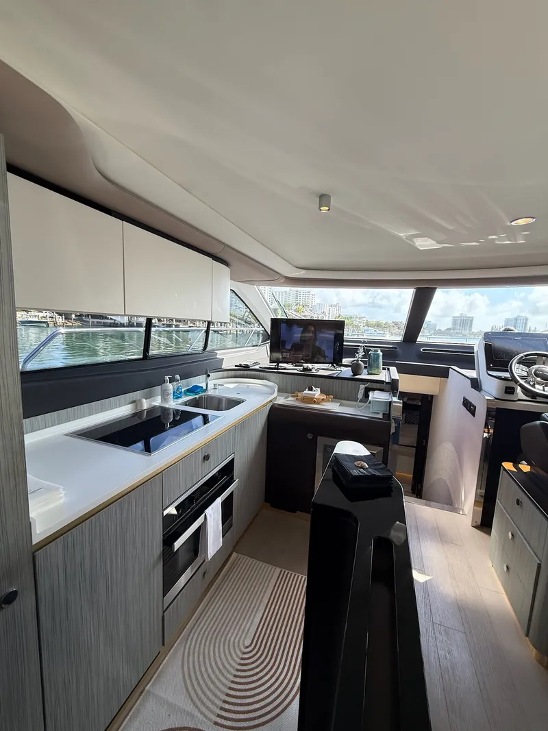 Slide: The Image of Azimut 60 FLY 2019 - 5
