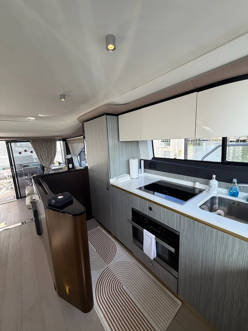 Slide: The Image of Azimut 60 FLY 2019 - 6