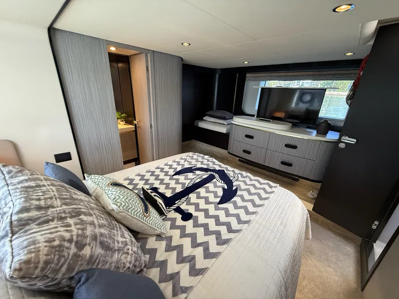 Slide: The Image of Azimut 60 FLY 2019 - 9