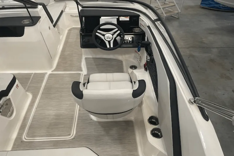 Slide: The Image of Sea Ray SPX 190 2025 - 15