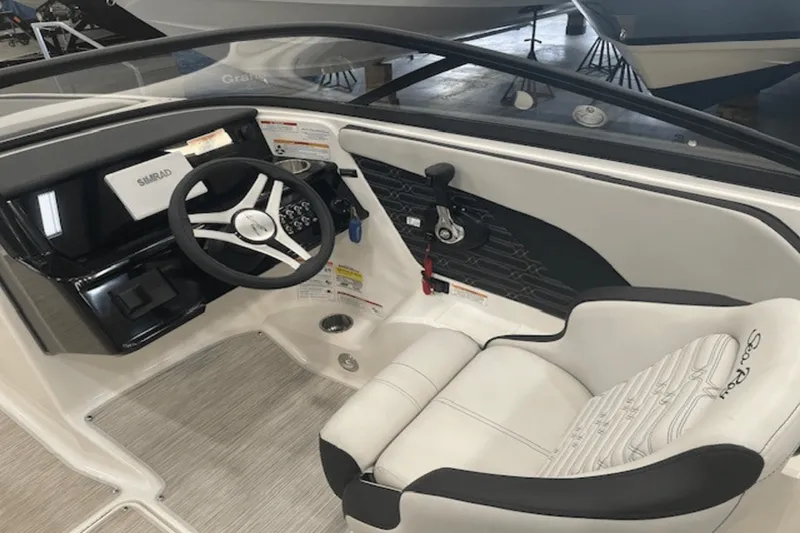 Slide: The Image of Sea Ray SPX 190 2025 - 16