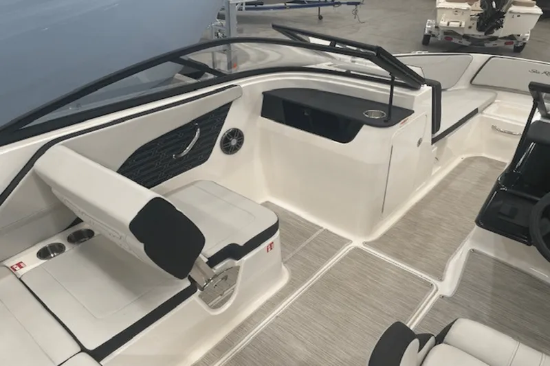 Slide: The Image of Sea Ray SPX 190 2025 - 25