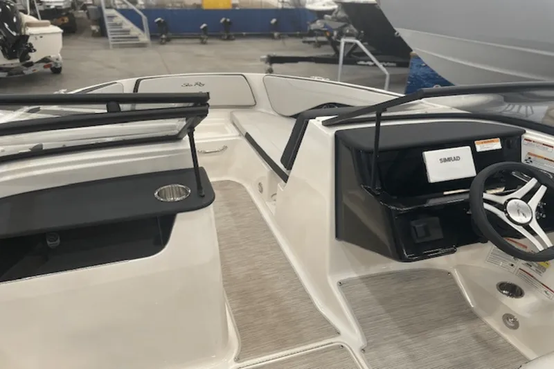 Slide: The Image of Sea Ray SPX 190 2025 - 26