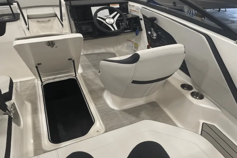 Slide: The Image of Sea Ray SPX 190 2025 - 28