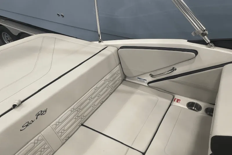 Slide: The Image of Sea Ray SPX 190 2025 - 45