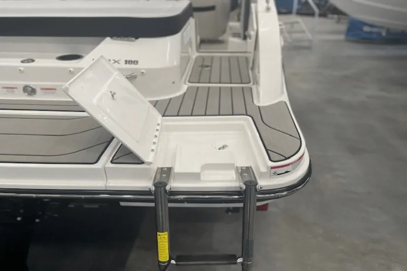 Slide: The Image of Sea Ray SPX 190 2025 - 9