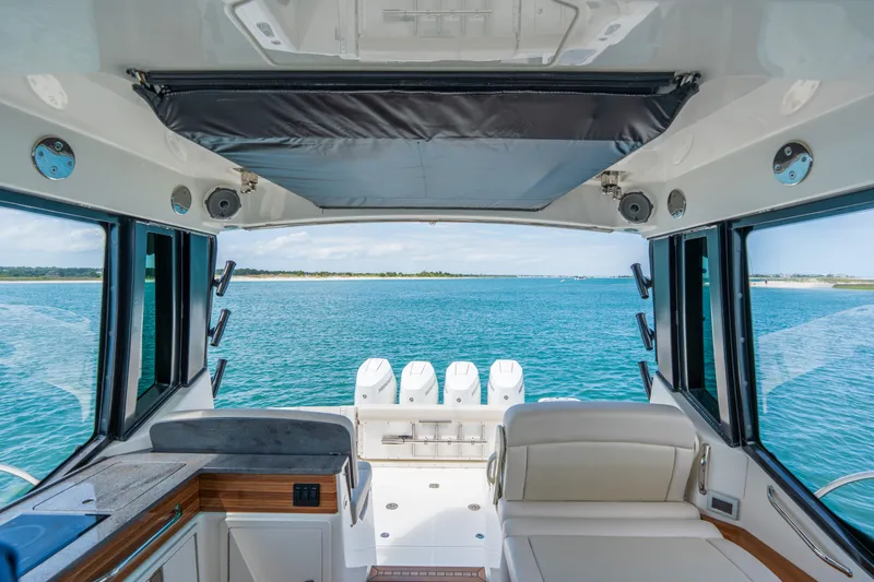 Slide: The Image of Boston Whaler 405 Conquest 2026 - 24
