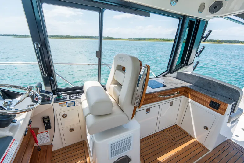 Slide: The Image of Boston Whaler 405 Conquest 2026 - 29