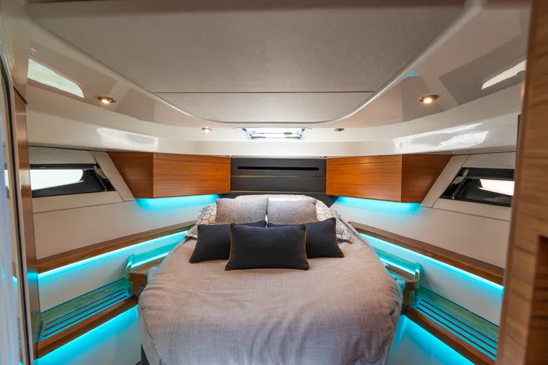 Slide: The Image of Boston Whaler 405 Conquest 2026 - 34