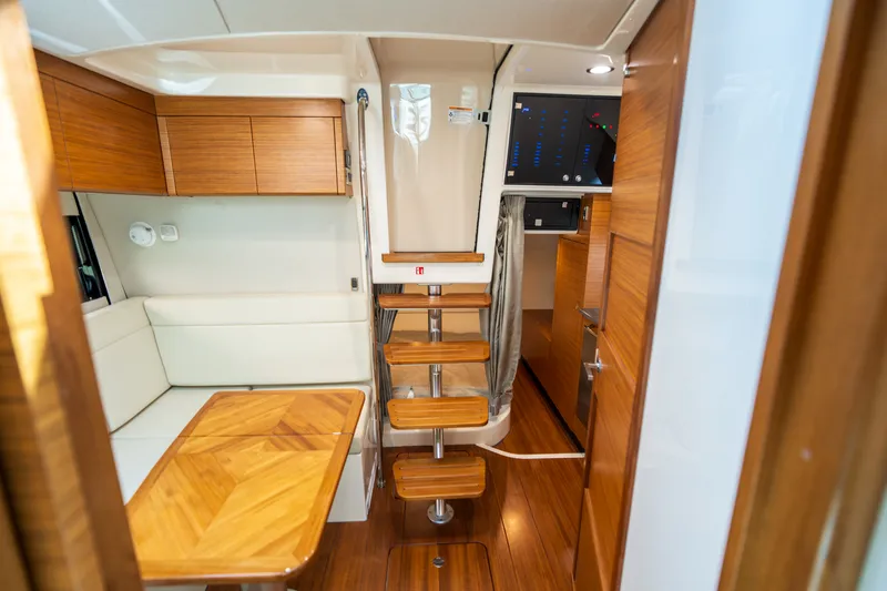 Slide: The Image of Boston Whaler 405 Conquest 2026 - 41