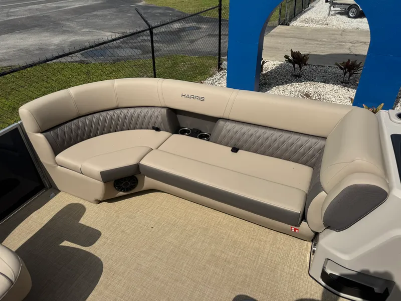 Slide: The Image of Harris Cruiser 230 2026 - 11