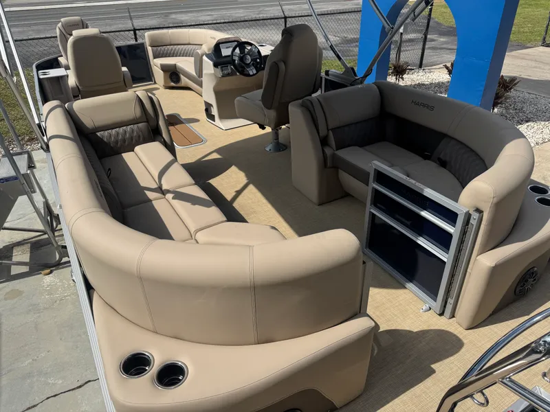 Slide: The Image of Harris Cruiser 230 2026 - 5