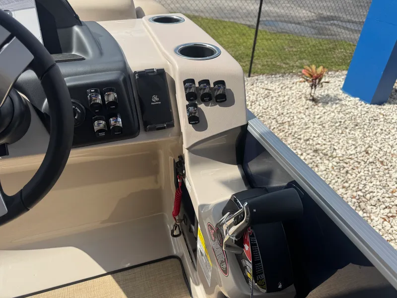 Slide: The Image of Harris Cruiser 230 2026 - 9