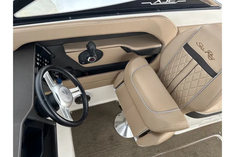 Slide: The Image of Sea Ray 250 SLX 2017 - 18