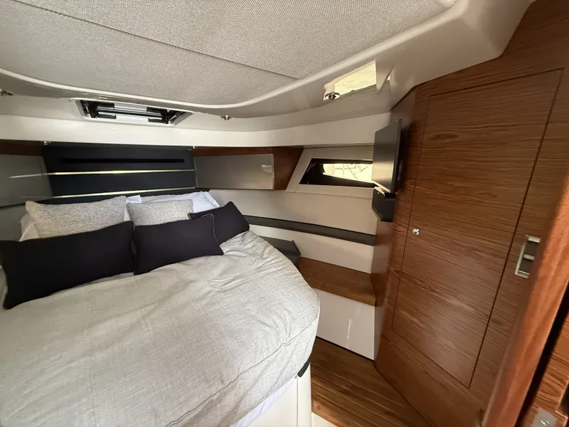 Slide: The Image of Boston Whaler 405 Conquest 2026 - 10