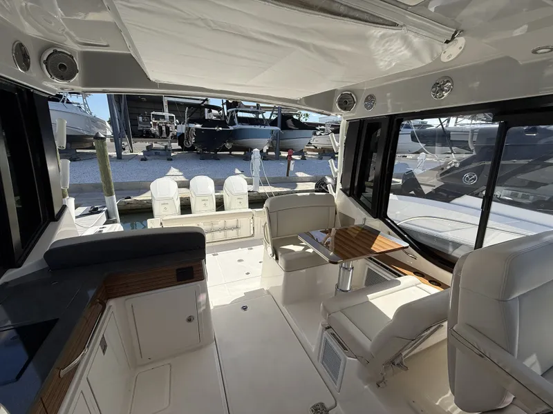 Slide: The Image of Boston Whaler 405 Conquest 2026 - 15