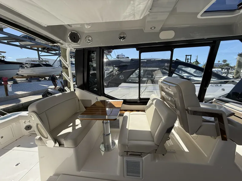 Slide: The Image of Boston Whaler 405 Conquest 2026 - 16