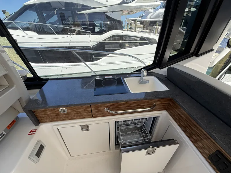 Slide: The Image of Boston Whaler 405 Conquest 2026 - 17