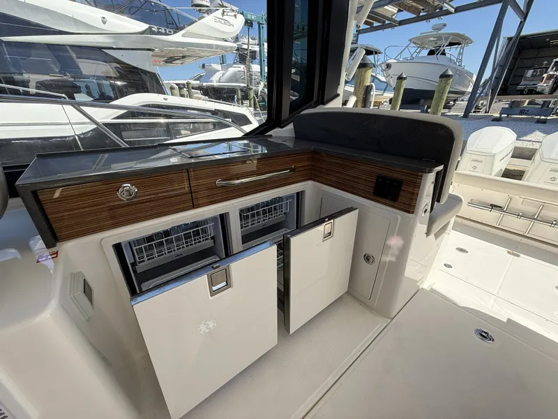 Slide: The Image of Boston Whaler 405 Conquest 2026 - 18