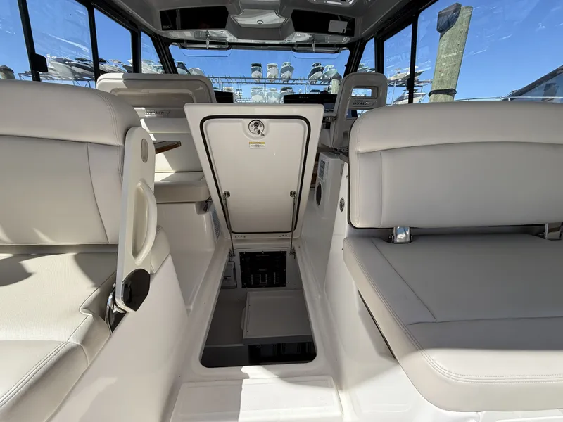 Slide: The Image of Boston Whaler 405 Conquest 2026 - 19