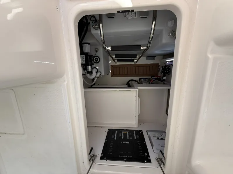 Slide: The Image of Boston Whaler 405 Conquest 2026 - 20