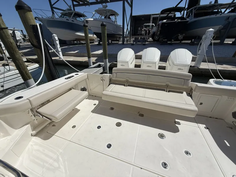 Slide: The Image of Boston Whaler 405 Conquest 2026 - 21