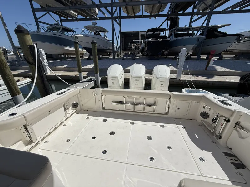 Slide: The Image of Boston Whaler 405 Conquest 2026 - 22