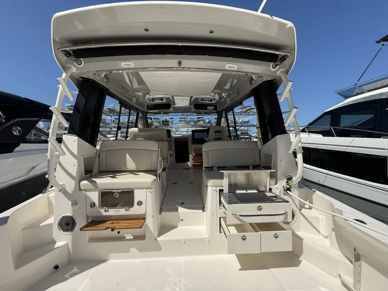 Slide: The Image of Boston Whaler 405 Conquest 2026 - 23