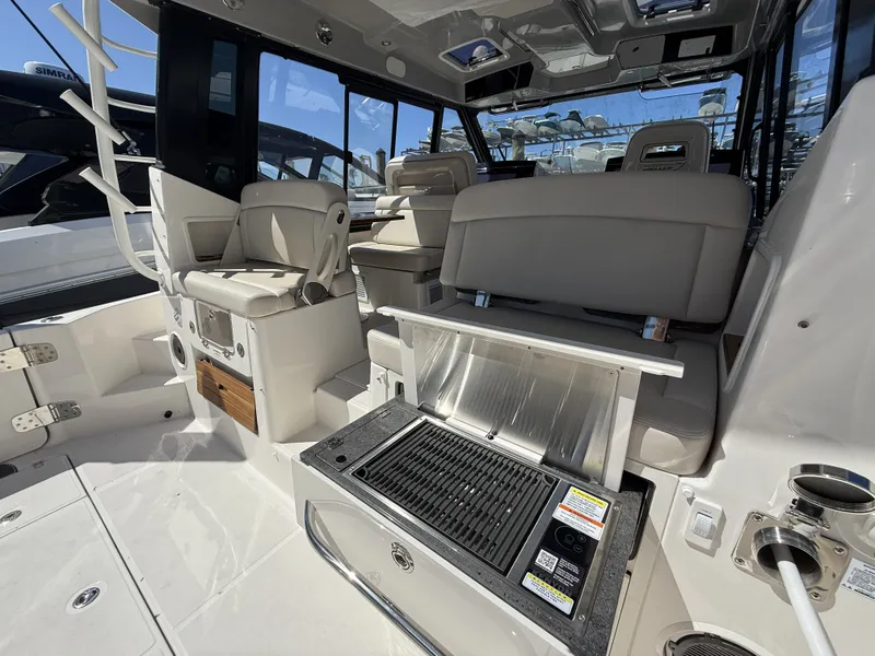 Slide: The Image of Boston Whaler 405 Conquest 2026 - 24
