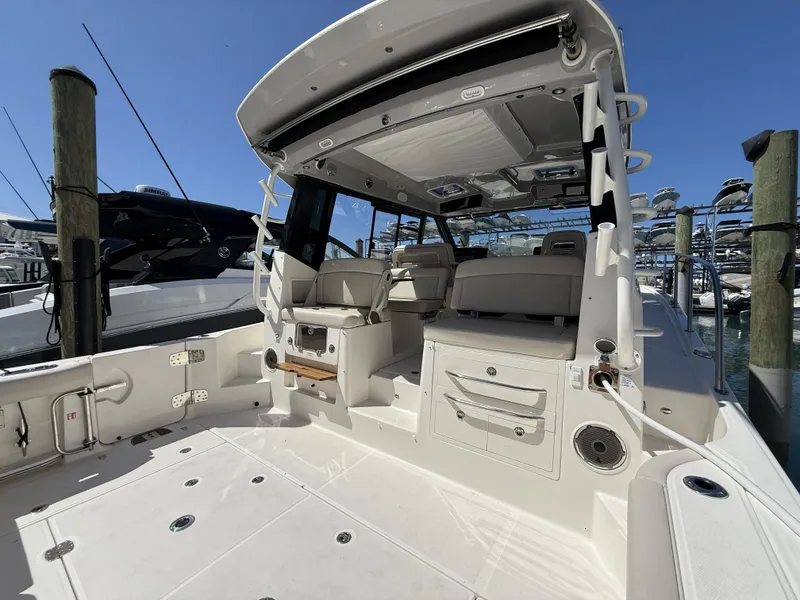 Slide: The Image of Boston Whaler 405 Conquest 2026 - 25