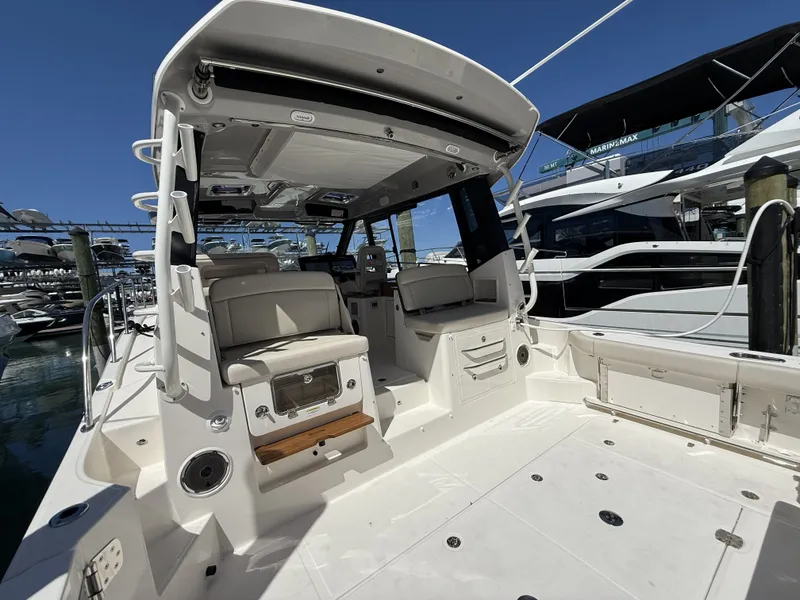 Slide: The Image of Boston Whaler 405 Conquest 2026 - 27