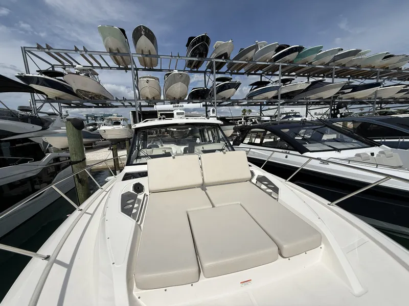 Slide: The Image of Boston Whaler 405 Conquest 2026 - 28