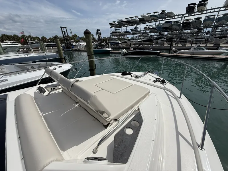 Slide: The Image of Boston Whaler 405 Conquest 2026 - 29