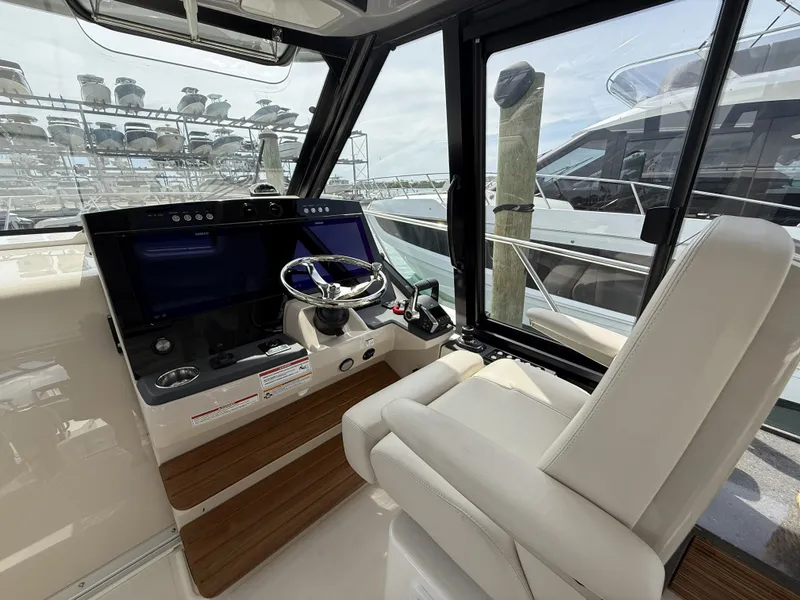 Slide: The Image of Boston Whaler 405 Conquest 2026 - 3