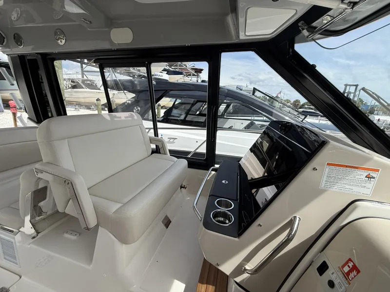 Slide: The Image of Boston Whaler 405 Conquest 2026 - 4