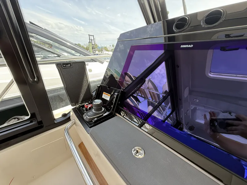 Slide: The Image of Boston Whaler 405 Conquest 2026 - 5