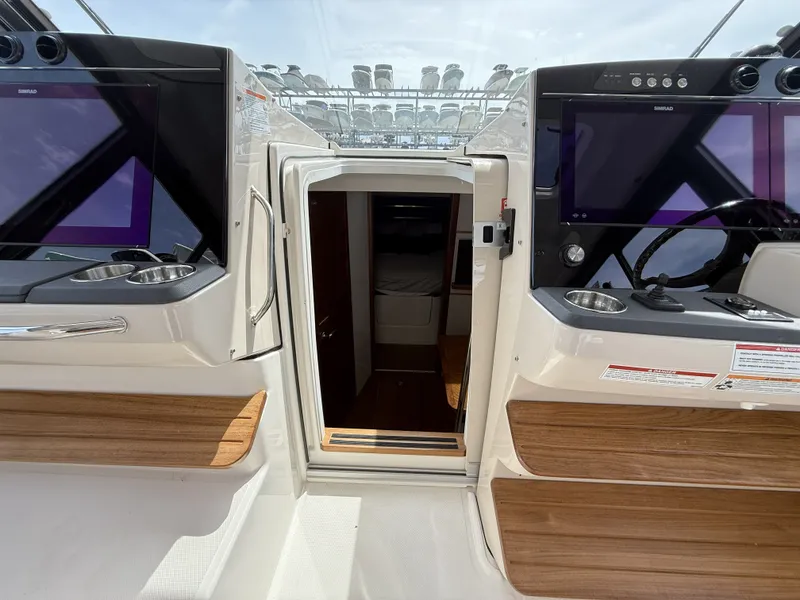 Slide: The Image of Boston Whaler 405 Conquest 2026 - 6