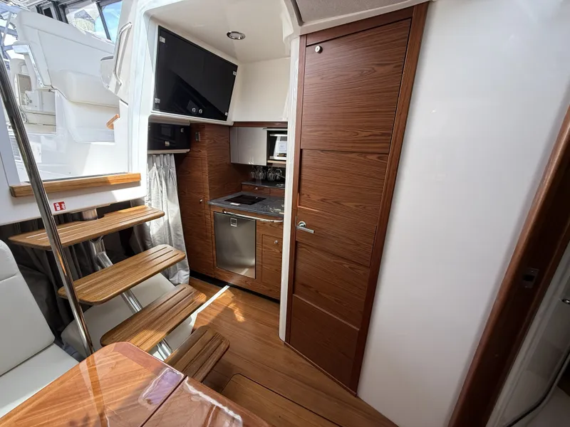 Slide: The Image of Boston Whaler 405 Conquest 2026 - 8