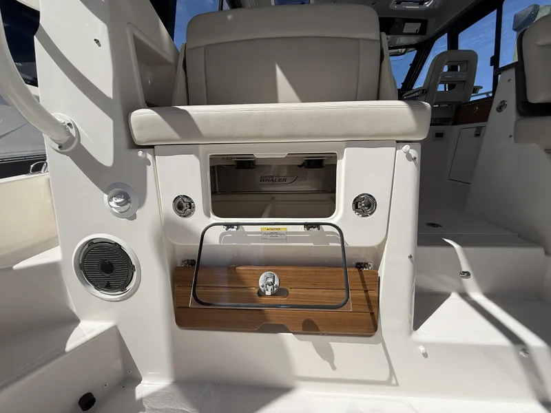 Slide: The Image of Boston Whaler 405 Conquest 2026 - 9