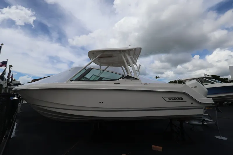 The Image of Boston Whaler 240 Vantage 2026 - 0
