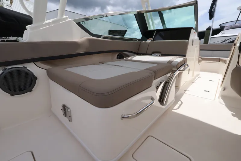 Slide: The Image of Boston Whaler 240 Vantage 2026 - 11