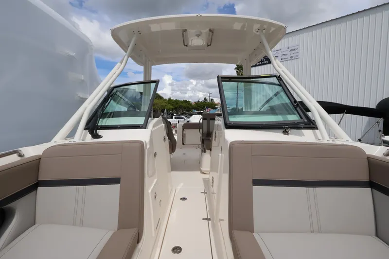 Slide: The Image of Boston Whaler 240 Vantage 2026 - 25