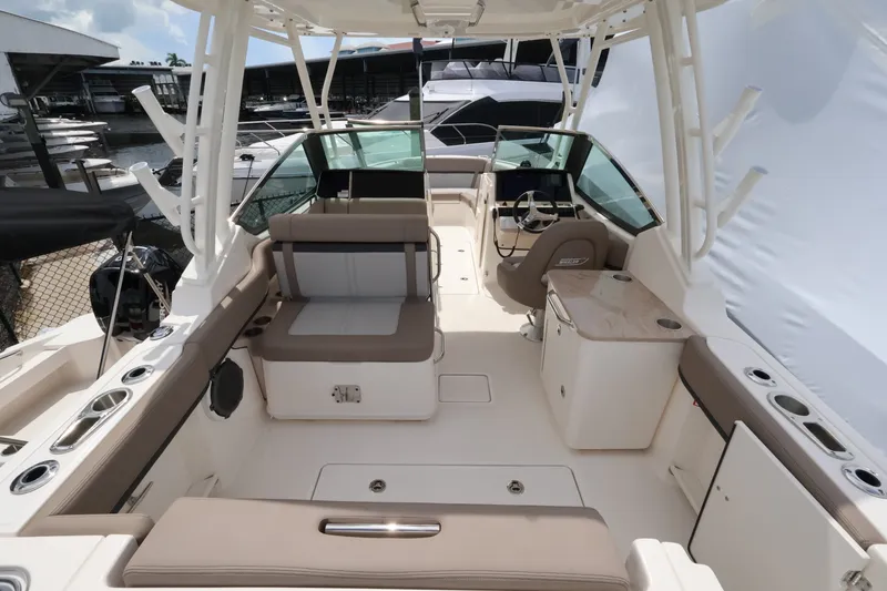 Slide: The Image of Boston Whaler 240 Vantage 2026 - 5