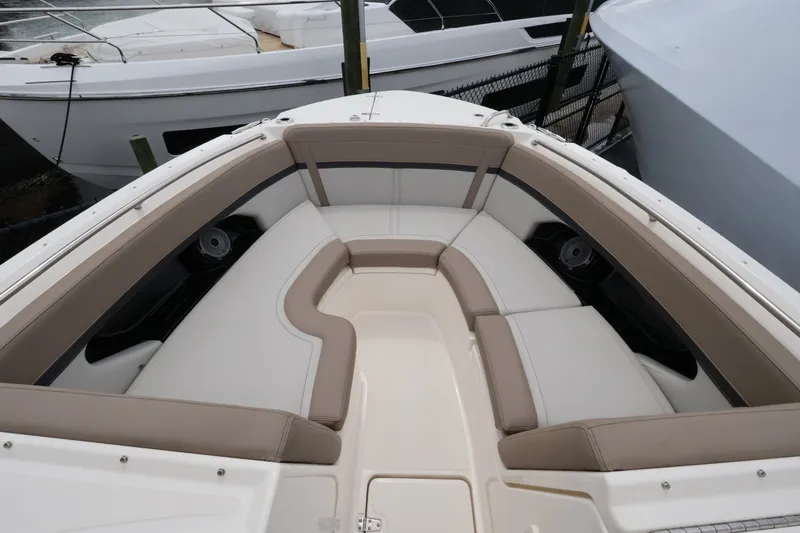 Slide: The Image of Boston Whaler 240 Vantage 2026 - 24