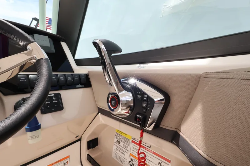 Slide: The Image of Boston Whaler 240 Vantage 2026 - 17