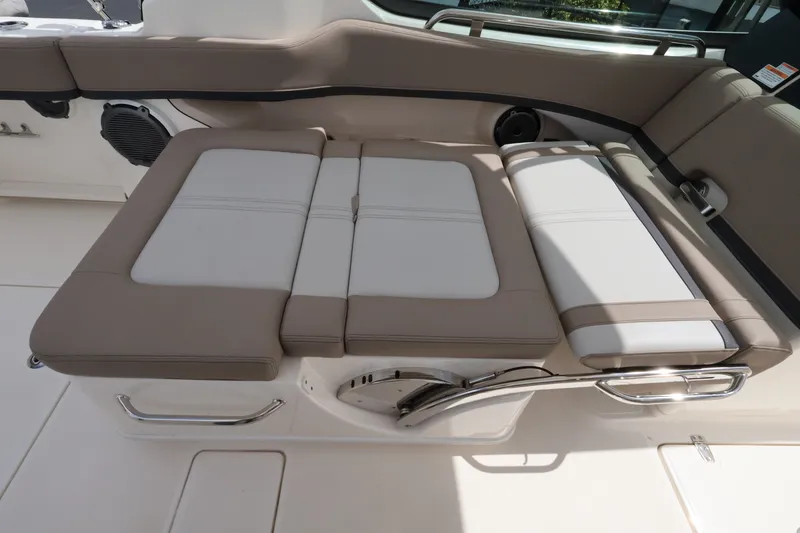 Slide: The Image of Boston Whaler 240 Vantage 2026 - 12