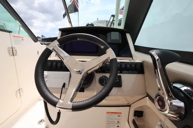 Slide: The Image of Boston Whaler 240 Vantage 2026 - 19